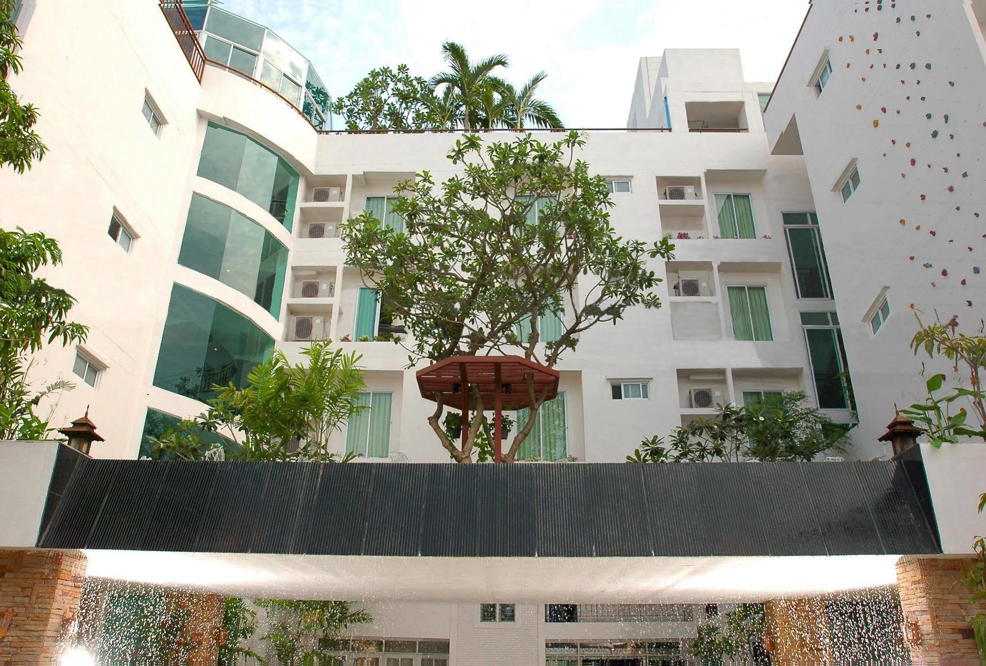 Bansabai Hostelling International Bangkok Exterior photo